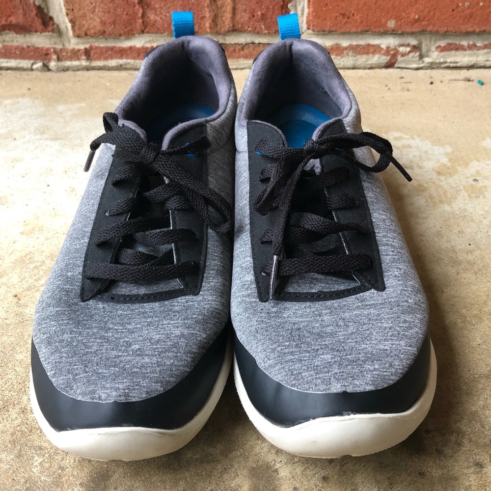 Women’s lightweight CROCS tennis shoes.